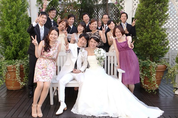 ステンドグラスが美しい、セントアクアチャペル東京の家族婚