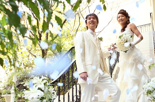 光の演出がまばゆい「セントアクアチャペル市ヶ谷」で少人数の結婚式を叶える
