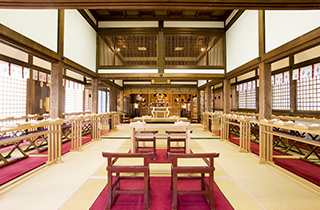 神前で家族の絆を深めませんか 大阪の神社婚なら家族挙式 3選 家族挙式のウエディング知恵袋