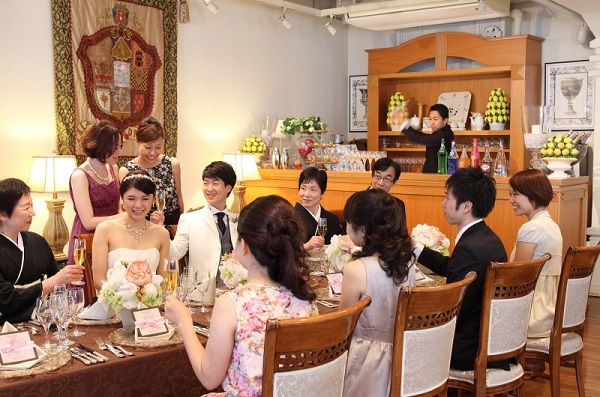 祭壇のバラ窓が魅力的！セントアクアチャペル東京で家族婚を