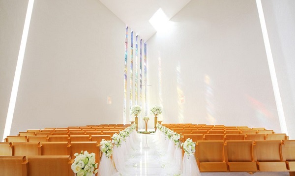 ヒルトン大阪の神秘的なチャペルで叶える少人数の結婚式