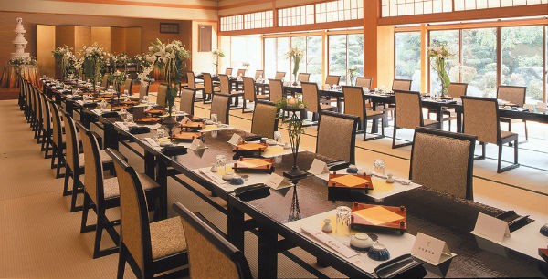 日本庭園を楽しめる老舗の料亭「観山荘 別館」で、お食事会結婚式を