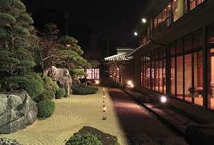 日本庭園を楽しめる老舗の料亭「観山荘 別館」で、お食事会結婚式を