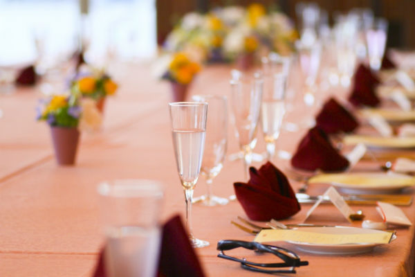 丸テーブル と 流しテーブル 披露宴はどちらを使う 家族挙式のウエディング知恵袋