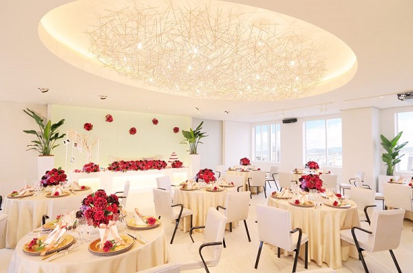 純白のチャペル空間で永遠の愛を誓う「オリエンタルホテル広島」