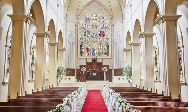 ステンドグラスが輝く独立型大聖堂で、家族挙式を叶える「セントアクアチャペル大宮シャトー」