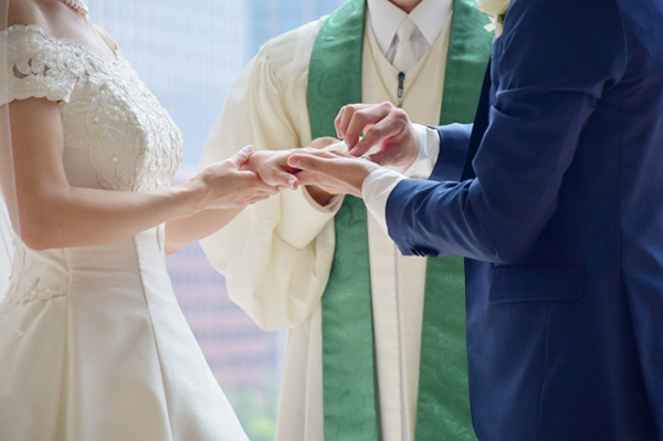 結婚式で指輪以外を交換したい 指輪の交換以外のおすすめ演出4選 家族挙式のウエディング知恵袋