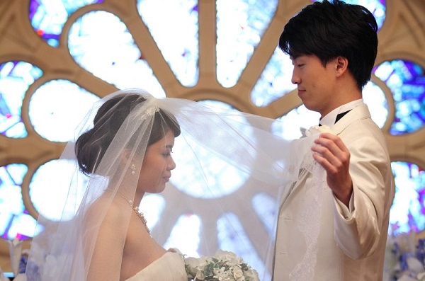 ステンドグラスが印象的なチャペルで結婚写真を撮影「セントアクアチャペル東京」