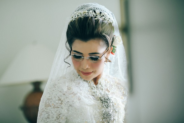 メガネの花嫁はどう 結婚式でのメガネ着用について徹底解説 家族挙式のウエディング知恵袋